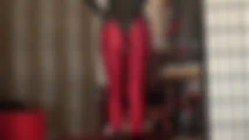 Lycra/spandex-strumpfhosen und ein pvc-tanga-bodysuit, der den unglaublich glänzenden runden hintern der herrin wirklich zur geltung bringt.