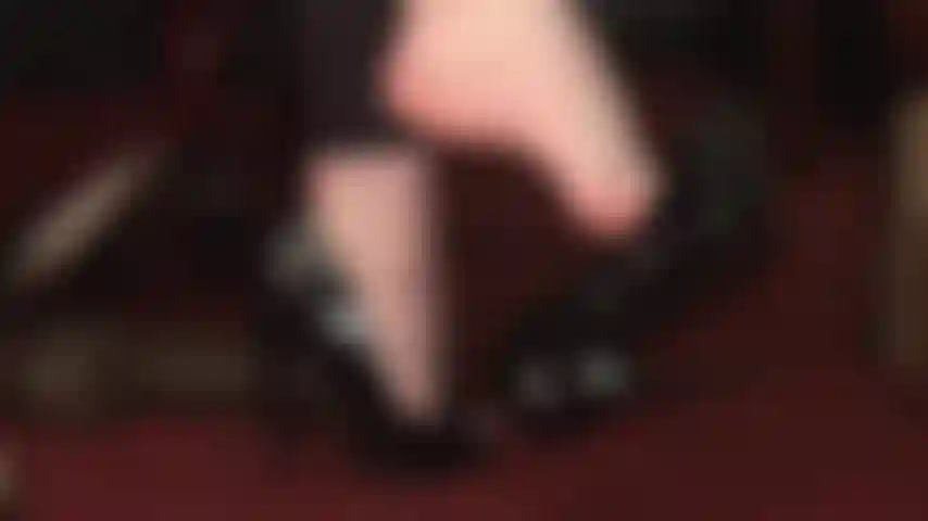 Barfuß, baumelnde peeptoe-heels und bbc-trampling.