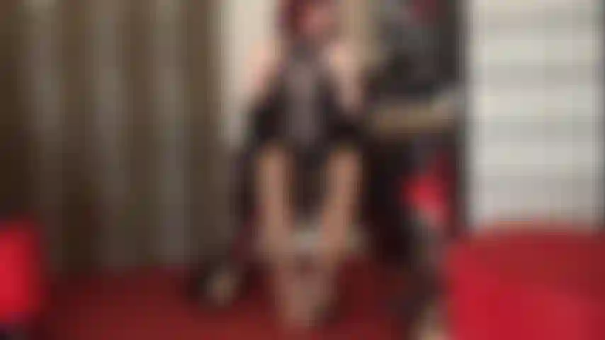 Footjob und shoejob in glänzenden, hautfarbenen, mit spucke getränkten strumpfhosen und braunen strümpfen.