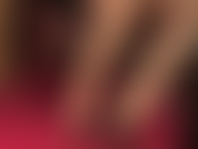 Genießen sie die geschickten nackten zehen der herrin, die diese sexy lack-peeptoe-pumps und dunkelroten lederpumps festhalten, bevor sie diese schmutzigen füße in extremer nahaufnahme in ihren mund schieben.