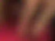 Genießen sie die geschickten nackten zehen der herrin, die diese sexy lack-peeptoe-pumps und dunkelroten lederpumps festhalten, bevor sie diese schmutzigen füße in extremer nahaufnahme in ihren mund schieben.