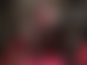 Absätze, füße, großer schwarzer schwanz – die herrin bringt sie zum sabbern, selbst wenn sie mit ihren schönen lederhandschuhen ihren riesigen strapon streichelt.