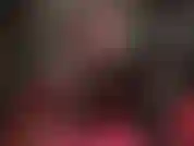 Absätze, füße, großer schwarzer schwanz – die herrin bringt sie zum sabbern, selbst wenn sie mit ihren schönen lederhandschuhen ihren riesigen strapon streichelt.