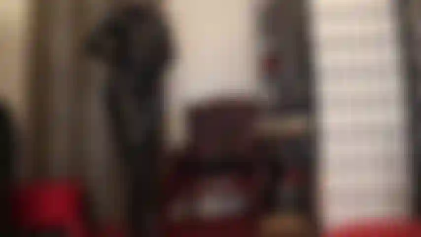 Eine herrin in glänzendem schwarzem pvc – verehre diesen hautengen anzug und die hohen stiefel.