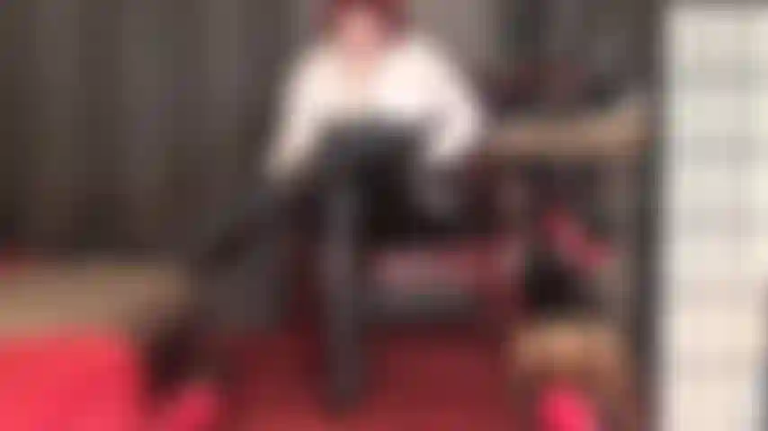 Die glänzende vinylhosen und stiefel verehrt – die herrin sieht in diesen glänzenden engen hosen und kniestiefeln fabelhaft aus.