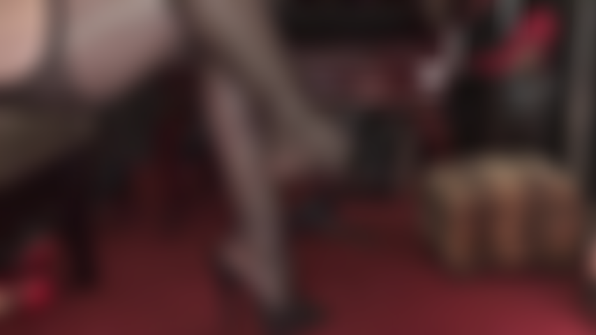 Verehre die hochhackigen schwarzen lederpantoletten der herrin, wohlgeformte füße und beine in strumpfhosen mit strapsen.