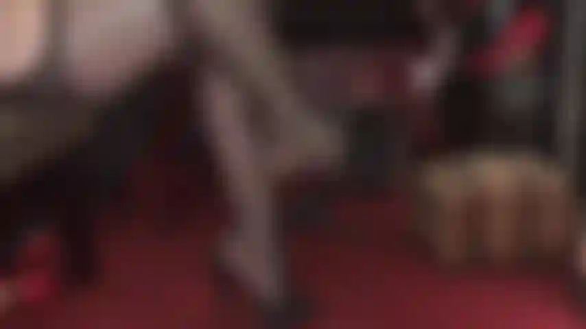 Verehre die hochhackigen schwarzen lederpantoletten der herrin, wohlgeformte füße und beine in strumpfhosen mit strapsen.