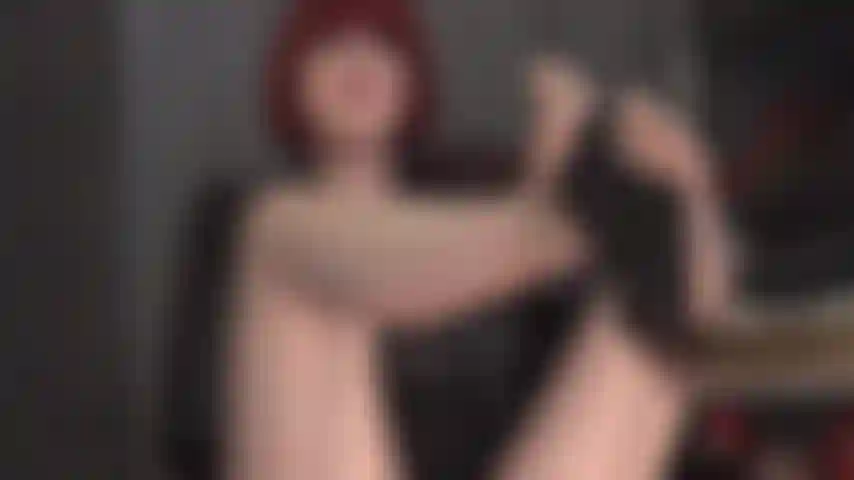 Nackte nahtstrumpfhosenfüße mit schwarzen sohlen machen dich schwach und geil. Du willst sie lecken, schmecken, daran würgen.