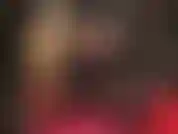 Hohe, glänzende plateaustiefel, lange nylonbeine und arschverehrung.