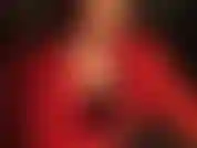 Der traum eines jeden pvc-/vinyl-fetisch-liebhabers. Die herrin ist ganz in rotes und schwarzes pvc gekleidet und reibt langsam ihre lederhandschuhe an ihren in jeans gekleideten beinen entlang, über ihren hintern und auf und ab an einem großen schwanz.