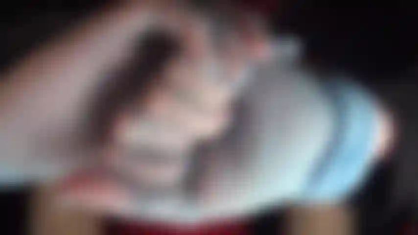 Herrin vivian ist berühmt für ihre glänzenden strumpfhosen. Geben sie ihrem fetisch für glänzende nylons nach, verehren sie beine, füße und hintern, gestreichelt von blauen nylonhandschuhen, einem mit nylon überzogenen dildo und strap-on-fick.