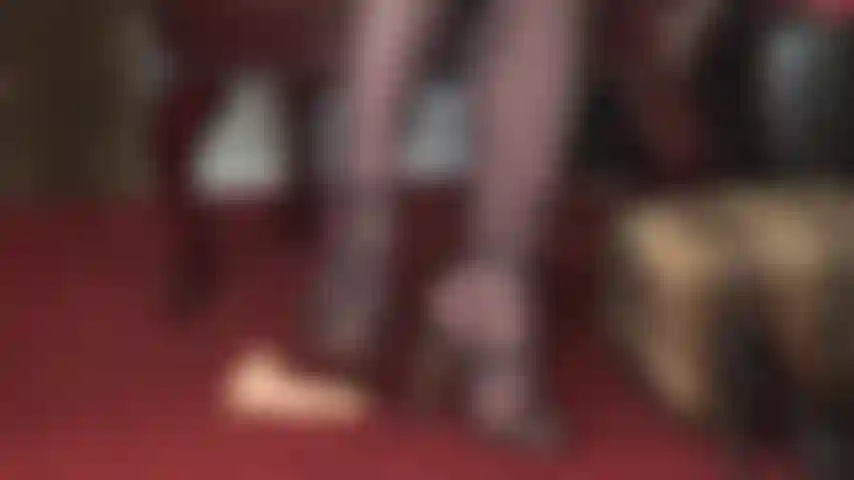 Fußdominanz, sandalen, trampling – dein größter wunsch ist es, dass dein schlaffer sklavenschwanz missbraucht wird. Die unter den high heels von herrin vivian plattgedrückt, mit füßen getreten und mit ihrer reitgerte ausgepeitscht wird.