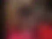 Herrin neckt in schwarz und weiß – für die zeiten, in denen sie sich nicht entscheiden können, ob sie schwarz oder weiß mögen … ein schwarzer handschuh und absatz und ein weißer handschuh und absatz, um ihren schwanz zu necken …