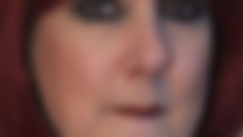 Küss den großen schwarzen schwanz – glänzende lippenstiftlippen necken und verführen dich, der schwanzlutscher der herrin zu sein.