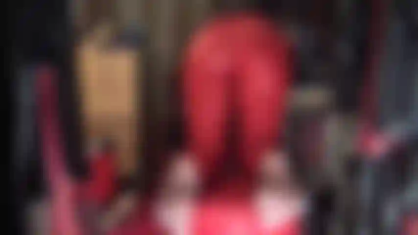 Die nylonfüße und arschanbetung in heißen, engen roten lycra-leggings liebt.