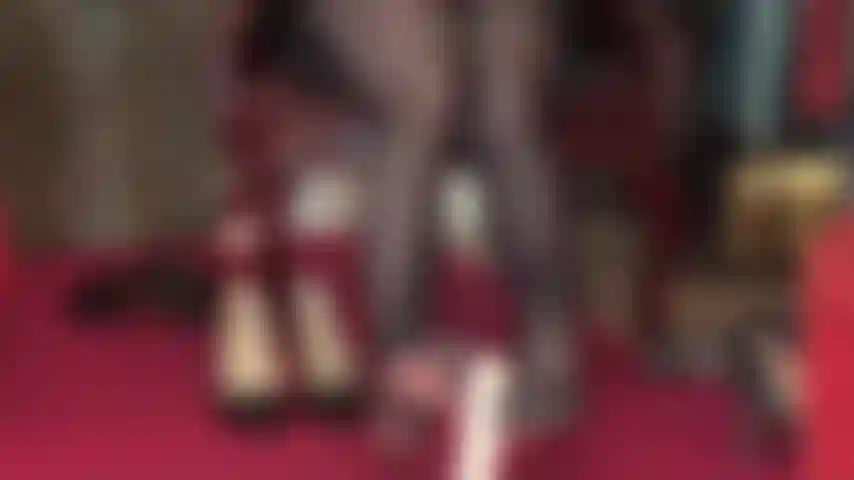 Footjob in einer schwarzen strumpfhose mit verstärkten zehen auf einem weißen unbeschnittenen dildo.