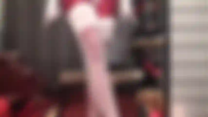 Mit diesen seidigen weißen spitzenstrümpfen auf glänzenden roten spandex-strumpfhosen, weißen satinhandschuhen und roten stilettos wirst du zur kleinen streichelpuppe der herrin.