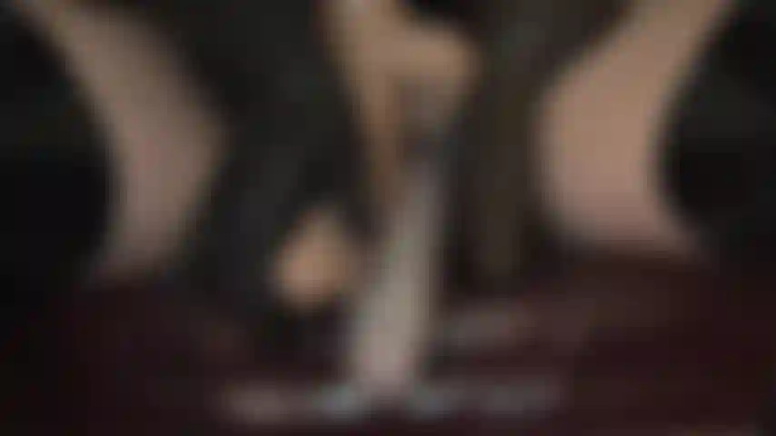 Je mehr schwänze meine hure hat, desto glücklicher ist die herrin. Diese riesigen schwänze sehen besonders lecker aus und gleiten mit ihrem köstlichen spucke, der jedem von ihnen hinzugefügt wird, leicht in die kehle ihrer hure.