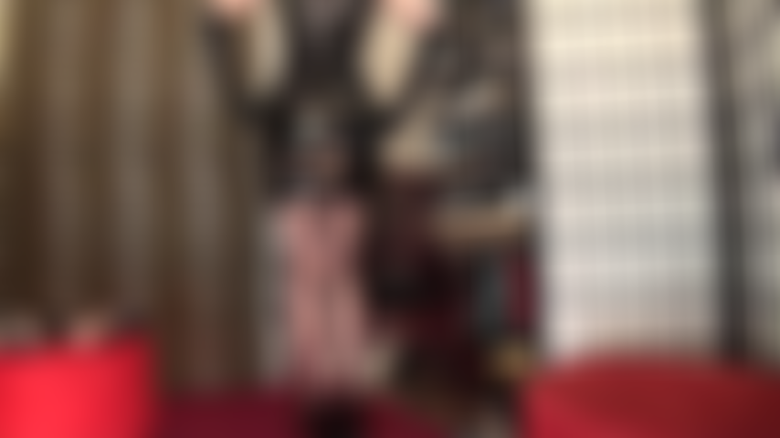 Arschverehrung in schwarzen nahtstrumpfhosen und nacktem – glänzendem schwarzen pvc-kleid, arschverehrung und upskirt-ansichten in schwarzen nahtstrumpfhosen und nacktem arsch in roten höschen.