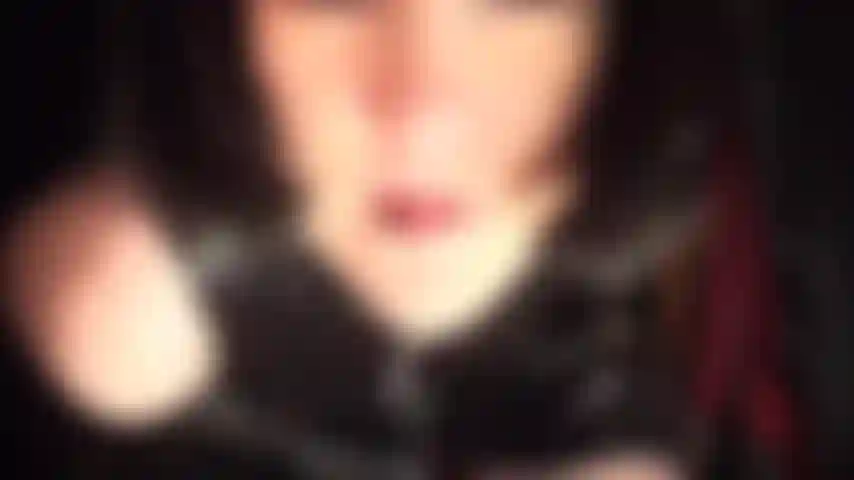 Riesiger bbc, spuckspiele und pvc-fetisch mit lederhandschuhen, arschverehrung – herrin vivian wichst ihren riesigen schwarzen schwanz, während sie dich mit ihrem köstlichen spucke füttert und dir erlaubt, ihren perfekten arsch zu verehren.