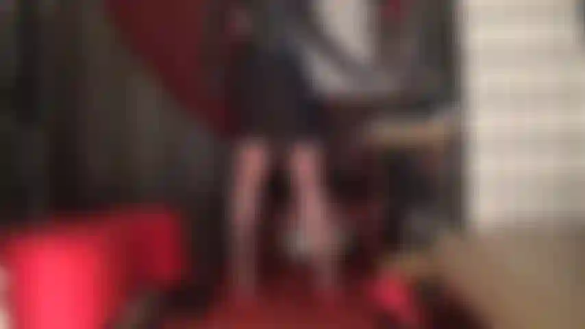 Du siehst aus, als würdest du dich nach einem schwanz sehnen – du stehst auf den dicken weißen schwanz deiner herrin. Unter ihrem rock befindet sich eine riesige beule, die dir sofort das wasser im mund zusammenlaufen lässt. Es ist so verlockend, wie er zwischen ihren beinen und direkt vor deinem gesicht baumelt.