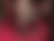 Verneige mich vor den füßen der herrin, gekleidet in seidig glänzende nahtstrümpfe und glänzende lackpumps.