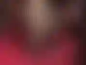 Verneige mich vor den füßen der herrin, gekleidet in seidig glänzende nahtstrümpfe und glänzende lackpumps.