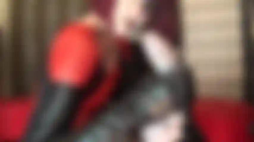 Handjob mit lederhandschuhen – eine in leder gekleidete domina ist ihre größte schwäche und legt ihre behandschuhten hände um ihren schwanz …