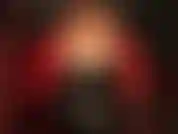 Komplett in glänzendes rotes und schwarzes pvc gekleidet.