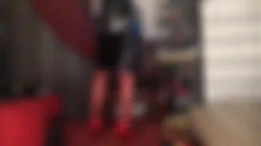 Rote strümpfe, absätze und ein glänzender schwarzer vinylrock.