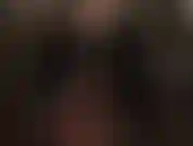 Riech an meinen nylonfüßen. Ich weiß, wie sehr du dich nach den warmen, feuchten sohlen sehnst, die fest auf dein gesicht gedrückt werden und du ihren berauschenden duft einatmest.