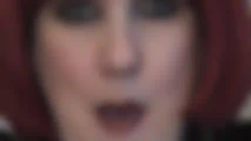 Faszinierender augenkontakt und zungenspiel – sie sind schwach für die durchdringenden augen und die sexy zunge der herrin.