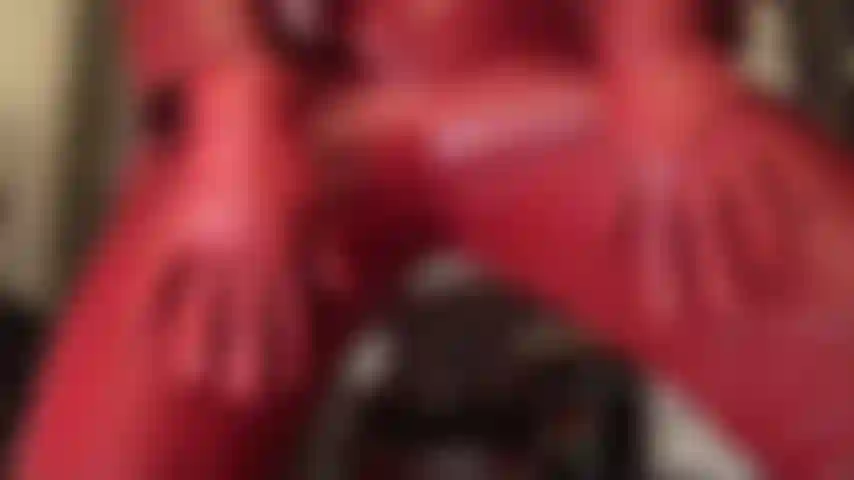 Lieben sie rotes leder? - Herrin liebt das aussehen und die haptik von leder. In diesem clip ist ihre ledergöttin ganz in rotes leder gekleidet: hose, hohe overknee-stiefel, blazer und kurze handschuhe. Inklusive arschverehrung, spuckspiel und handjob mit handschuhen.