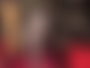 Füße in glänzenden grauen strumpfhosen reiben langsam ...