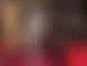 Füße in glänzenden grauen strumpfhosen reiben langsam ...