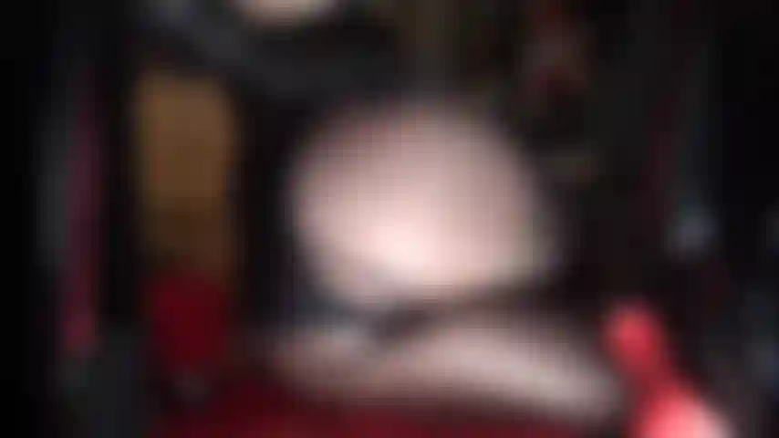 Facesitting, pumps mit roten sohlen, strumpfhosen und dildo – herrin vivian lässt sie ihren arsch in strumpfhosen anbeten, während sie auf der rückseite ihrer absätze sitzen und ihre eier leeren, während ihr schwanz dazwischen gefangen ist.