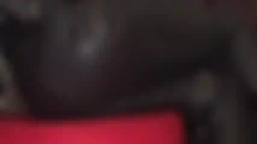 Streicheln sie sich den lederbekleideten hintern der herrin in schwarzen lederhosen.