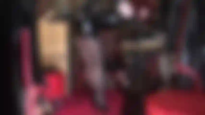 Handjob-tease mit pvc/vinyl und lederhandschuhen – eine in vinyl und leder gekleidete herrin reizt ihre brustwarzen und ihren pochenden schwanz mit spucke auf lederhandschuhen.