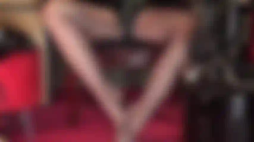 Wie sehr möchtest du deinen schwanz zwischen diese sexy hohen nylonbögen schieben?