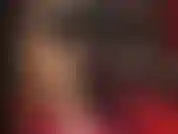 Trage einen latex-minirock und eine sexy glänzende strumpfhose.