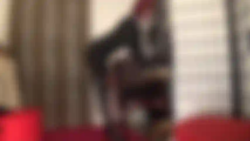 Leder und pelz – verehren sie ihre herrin in mehreren schichten spandex-catsuit, lederrock, stiefeln, handschuhen und pelzmantel.