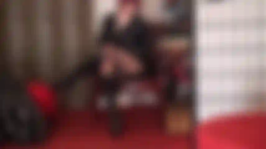 Der anblick dieses wundervollen schwarzen outfits ist einfach faszinierend ... Glänzende stilettostiefel, nahtstrumpfhosen, handschuhe ... Erfülle alle ihre anforderungen. Sie können nicht anders, als auf die knie zu fallen und mich anzubeten.