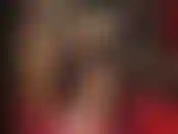 Herrin vivian in glänzenden strumpfhosenschichten, einem schwarzen latex-minirock und sexy weißen high heels. Alles ist extra glänzend und sooo eng und kurz.