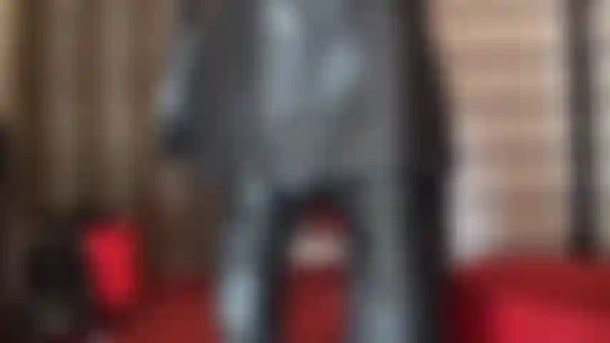 Süchtig nach herrinnen in leder – du sehnst dich danach, diese wundervollen lederhandschuhe an deinem sklavenschwanz zu spüren, eine gründliche tracht prügel oder auch nur die leichteste berührung …