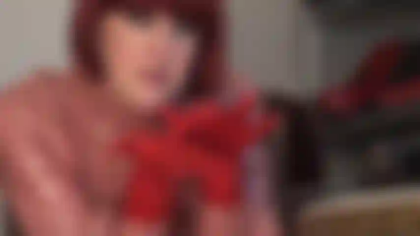 Spuckspiele mit roten gummihandschuhen – latexhandschuhe sind dein größter fetisch, du willst nicht nur den spucke der herrin von diesen latexfingern lecken, sondern sie wird dich auch darauf kommen lassen und die leckere sauerei mit deiner zunge saubermachen.