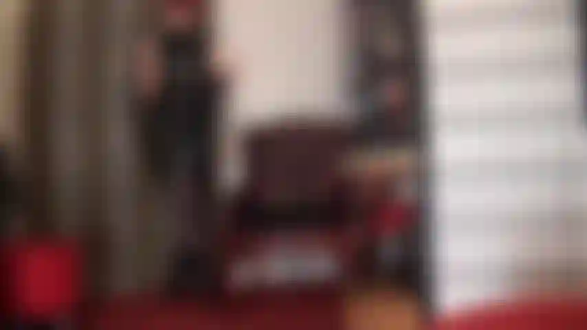 Stellen sie sich vor, sie sind gefesselt vor ihrer göttin und werden in diesem glänzenden pvc-outfit mit extra langen glänzenden handschuhen und gestreiften strumpfhosen gereizt.