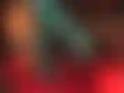 Sexy füße in hauchdünnen schwarzen strumpfhosen und glänzenden blauen satinhosen.