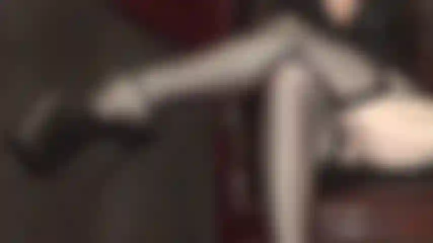 Habe einen fetisch für überkreuzte strumpfhosenbeine – wenn sie die beine ihrer nylongöttin in hauchdünnen schwarzen strumpfhaltern mit nähten und hohen plateauschuhen sehen, werden ihre knie weich.