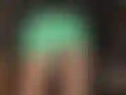 Herrin vivian, die ihren schmerzenden schwanz mit diesem heißen mintgrünen latex-minirock absolut verrückt macht.