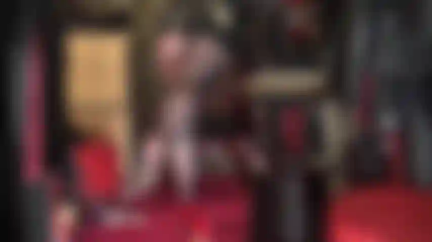 Arsch- und fußfetisch in schwarzen nahtstrumpfhosen – die herrin richtet ihren nylonfuß nach hinten auf dich, die rote naht verläuft die beine hinauf bis zu ihrem wundervollen arsch, kniend auf der rückseite ihrer absätze …